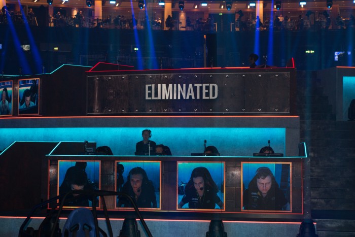 Die vier Spieler jedes Teams sitzen zusammen in diesen Abteilen auf der Bühne. (Foto: Peter Steinlechner/Golem.de)