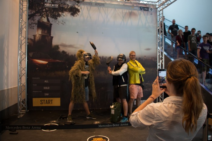 Besucher können lustige Fotos von sich machen lassen, und zwar ... (Foto: Peter Steinlechner/Golem.de)