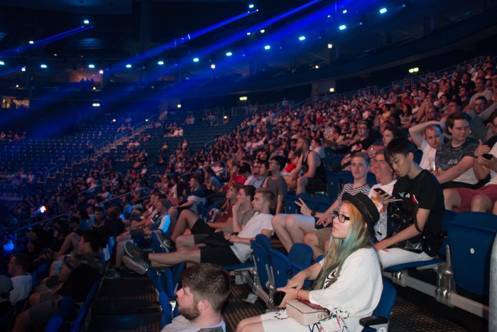 Nicht alle Sitzreihen sind so gut gefüllt wie diese hier. (Foto: Peter Steinlechner/Golem.de)