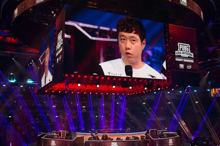 Am Charity-Tag gibt einer der Spieler ein Interview. (Foto: Peter Steinlechner/Golem.de)