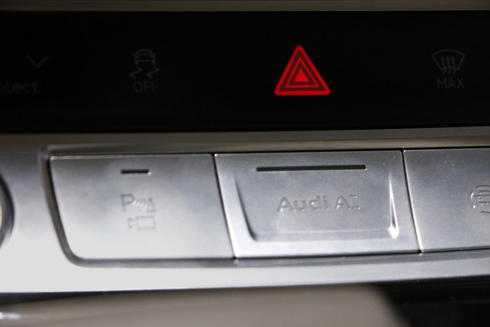 Dazu muss der Fahrer die AI-Taste in der Mittelkonsole drücken. (Foto: Friedhelm Greis)