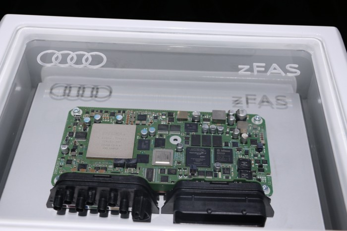 Das zentrale Fahrerassistenzsteuergerät (zFas) verarbeitet die Daten der bis zu 26 Sensoren. (Foto: Friedhelm Greis)