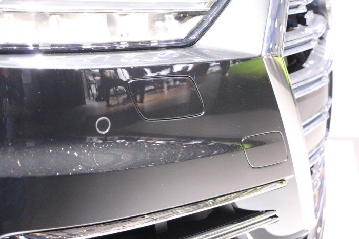 Im rechten Kotflügel sind ein Fernbereichsradar, ein Mittelbereichsradar und ein Ultraschallsensor integriert. (Foto: Friedhelm Greis)