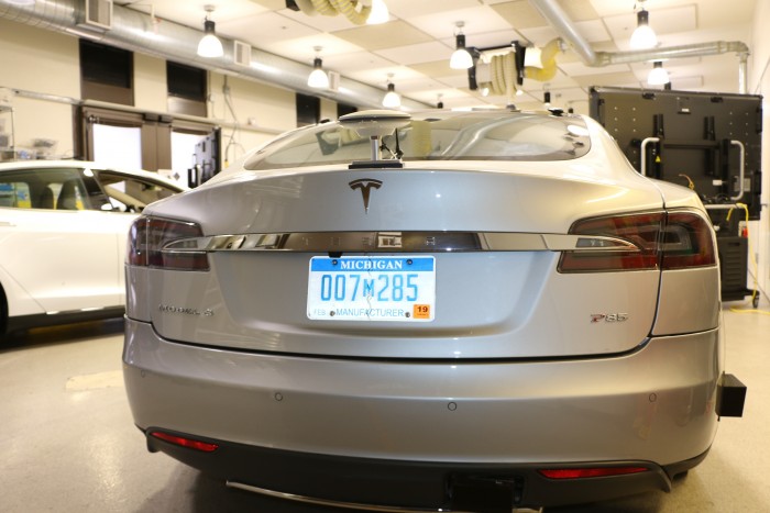 In dem Wagen sind zusätzliche Laserscanner eingebaut. Er ist in Michigan angemeldet. (Bild: Friedhelm Greis/Golem.de)