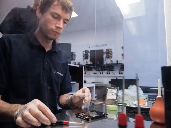 Das geschieht in Reinräumen, sogenannten "Flow-Boxen". (Bild: Martin Wolf/Golem.de)