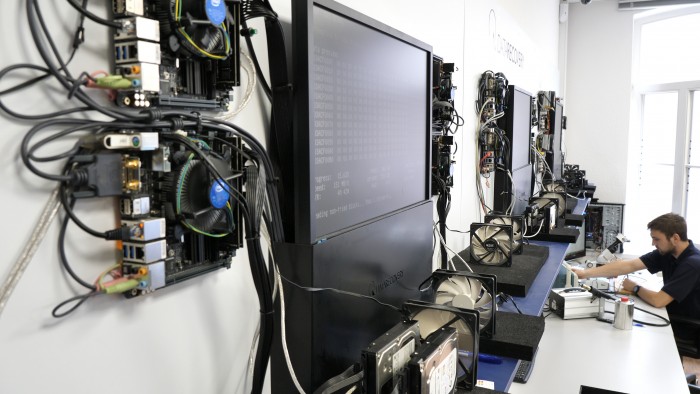 Diese PCs dienen zum Auslesen der Daten. (Bild: Martin Wolf/Golem.de)