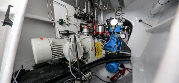 Die Kompressionsanlage pumpt bis zu 62kg Wasserstoff mit 350 Bar in die acht Tanks an Bord (Quelle: Energy Observer).