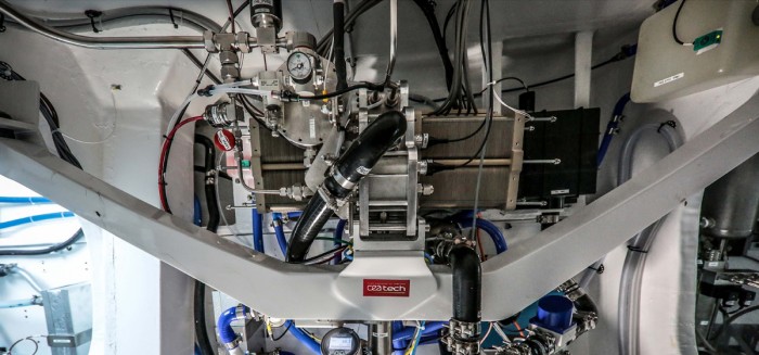 Die Brennstoffzelle produziert Strom (22 kW) und Wärme (80°C) (Quelle: Energy Observer).