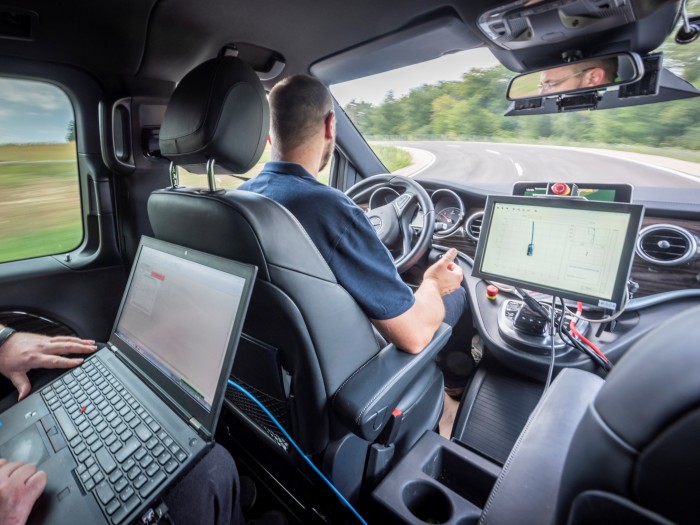 Auf der Teststrecke in Immendingen lassen die Entwickler die Autos selbstständig fahren. (Bild: Daimler)