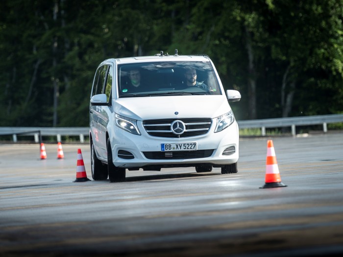 Dabei müssen sie in der Lage sein, alle Fahrsituationen sicher zu beherrschen. (Bild: Daimler)