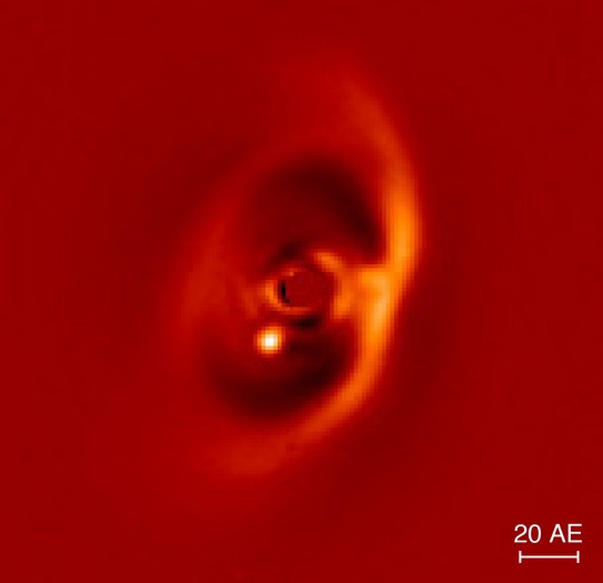 Nah-Infrarot-Aufnahme der protoplanetaren Scheibe des Sterns PDS 70. Der Exoplanet PDS 70 b ist der helle Fleck am inneren Rand der Lücke (dunkler Bereich). (Bild: A. Müller/ESO/MPIA)