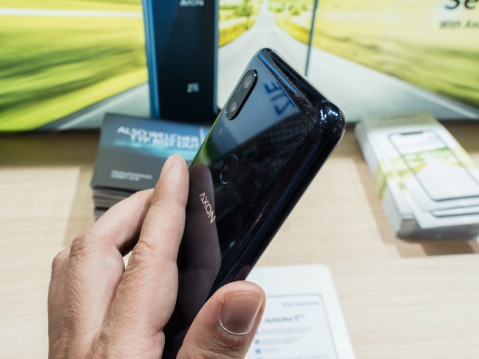 Das Axon 9 Pro hat ein Gehäuse aus Glas. (Bild: Martin Wolf/Golem.de)