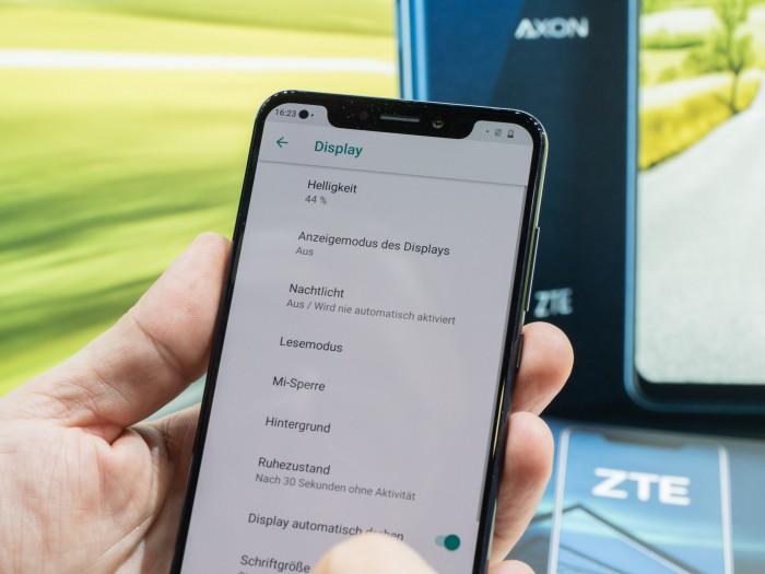 Das OLED-Display ist 6,21 Zoll groß und hat eine Notch am oberen Rand. (Bild: Martin Wolf/Golem.de)