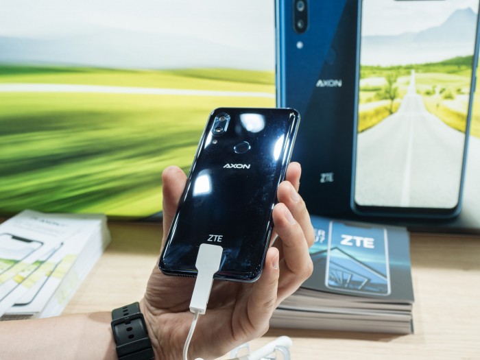 Die Rückseite ist sehr empfindlich gegenüber Fingerabdrücken. (Bild: Martin Wolf/Golem.de)