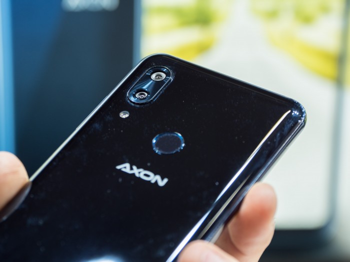 Das Axon 9 Pro lässt sich auch drahtlos aufladen. (Bild: Martin Wolf/Golem.de)