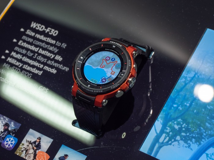 Auf der Smartwatch können Nutzer bis zu fünf Karten speichern und offline verwenden. (Bild: Martin Wolf/Golem.de)