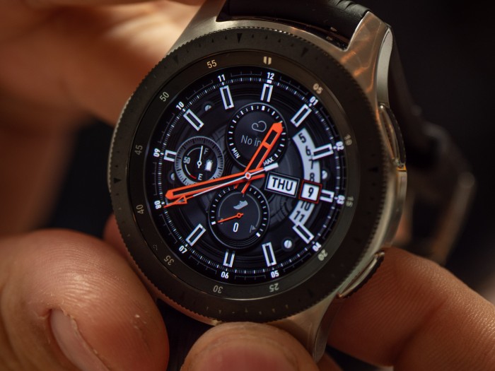 Die Uhren sehen mit einem klassischen Ziffernblatt auf den ersten Blick aus wie herkömmliche Armbanduhren. (Bild: Christoph Böschow/Golem.de)