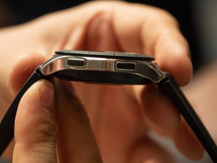 Das 46-mm-Modell ist sehr groß und verhältnismäßig dick. (Bild: Christoph Böschow/Golem.de)