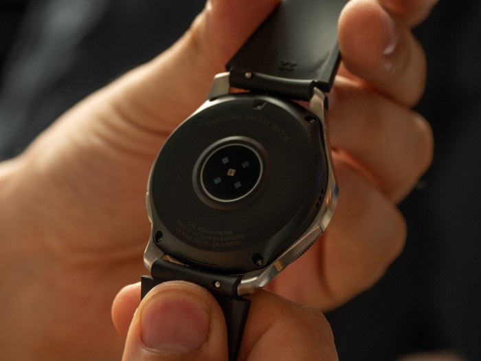 Auf der Rückseite ist ein Herzfrequenzmesser eingebaut. (Bild: Christoph Böschow/Golem.de)