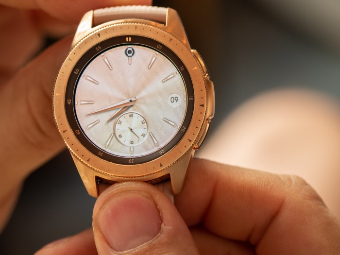 Das kleine Modell kommt in Rosegold und Schwarz in den Handel. (Bild: Christoph Böschow/Golem.de)