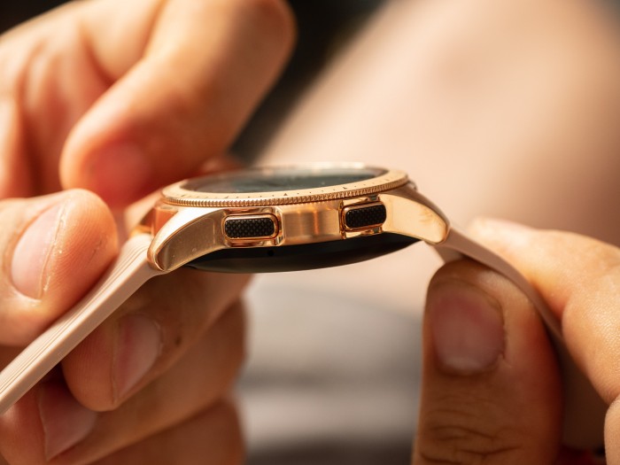 Die 42-mm-Version liegt angenehmer am Handgelenk an. (Bild: Christoph Böschow/Golem.de)