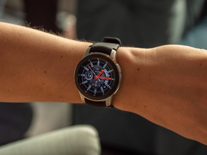 Die Galaxy Watch am Handgelenk (Bild: Christoph Böschow/Golem.de)