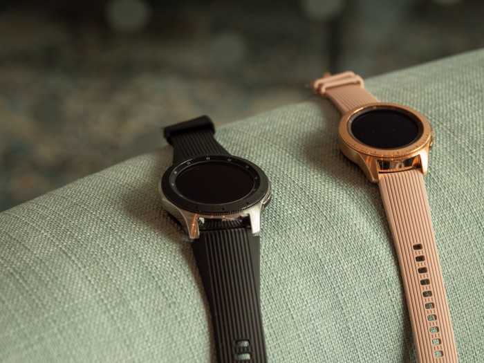 Die beiden Modelle der Galaxy Watch (Bild: Christoph Böschow/Golem.de)