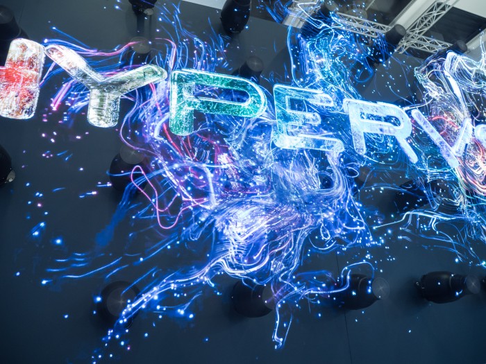 Das Bild wird durch eine Vielzahl von Rotoren erzeugt, die mit LEDs bestückt sind. (Bild: Martin Wolf/Golem.de)