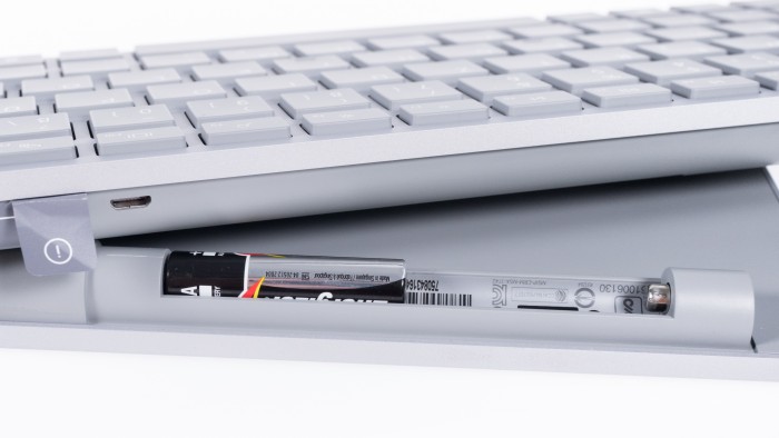 Das Modern Keyboard wird über USB geladen. Das Surface Keyboard nutzt AAA-Batterien. (Bild: Oliver Nickel/Golem.de)
