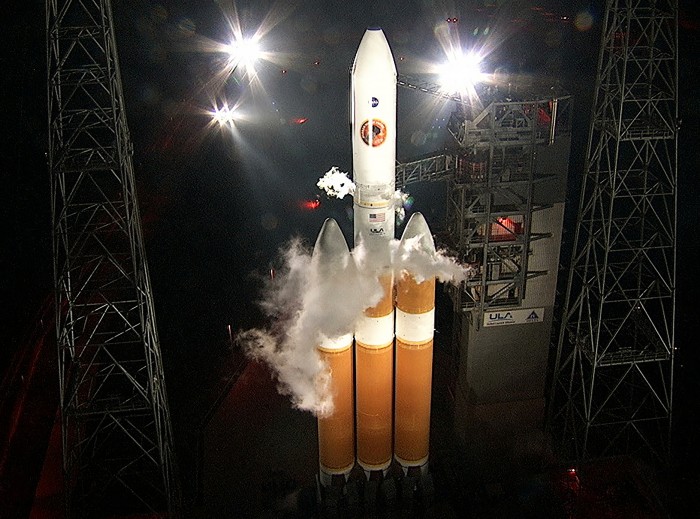 Die Delta-IV-Heavy-Rakete mit der Sonde auf dem Weg zur Startrampe. (Bild: Nasa)