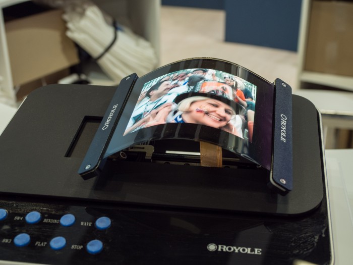 Die Bildqualität an den Stellen, an denen der Bildschirm gebogen wird, ist sehr gut. (Bild: Martin Wolf/Golem.de)