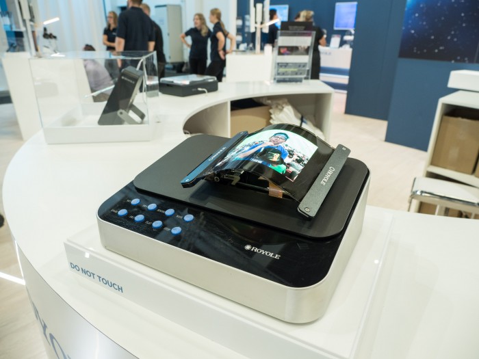 Die OLED-Displays sind sehr blickwinkelstabil. (Bild: Martin Wolf/Golem.de)