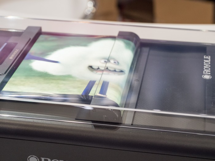 Auch hier bleibt das Bild an der Biegung stabil. (Bild: Martin Wolf/Golem.de)