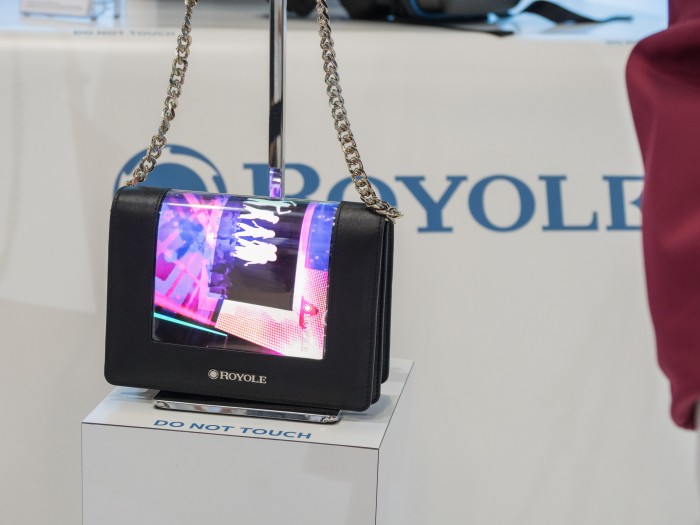 Royole hat einige Einsatzzwecke für seine Displays gezeigt, die eher Aufsehen erregen sollen. (Bild: Martin Wolf/Golem.de)