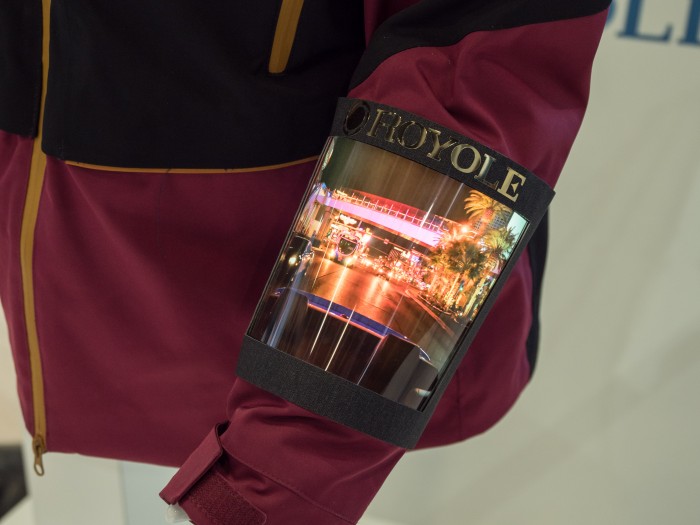 Ein Royole-Bildschirm an einem Jackenärmel (Bild: Martin Wolf/Golem.de)