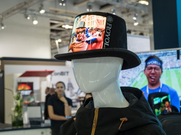 Ein an einem Hut angebrachtes Royole-Display (Bild: Martin Wolf/Golem.de)