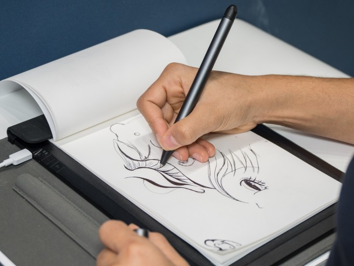 Die mit einem speziellen Stift angefertigten Zeichnungen und Notizen werden direkt auf einem Tablet oder Smartphone angezeigt. (Bild: Martin Wolf/Golem.de)