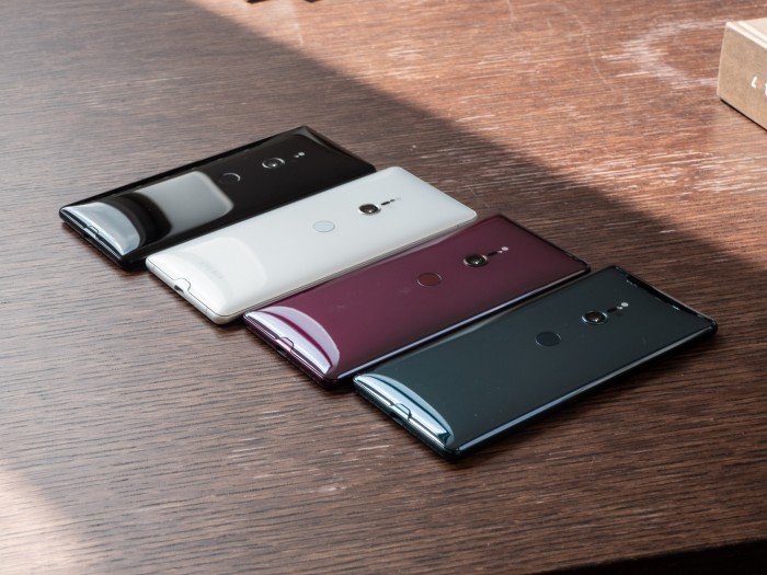 Das Smartphone erscheint in Deutschland in vier Farben: Schwarz, Silber, Grünblau und einem dunklen, leicht ins Fliederfarbene gehenden Rot. (Bild: Christoph Böschow/Golem.de)