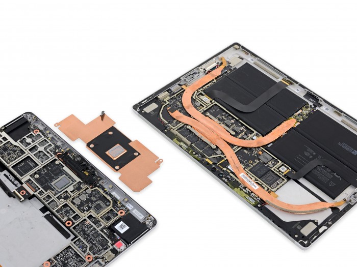 Links das Surface Go, rechts das Surface Pro (Bild: iFixit)