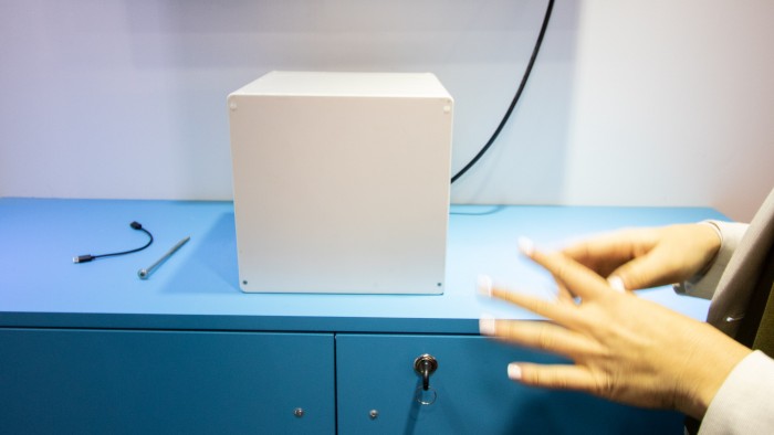 Den neuen Handscanner hat Vayyar in einer unauffälligen Box untergebracht. (Bild: Christoph Böschow/Golem.de)