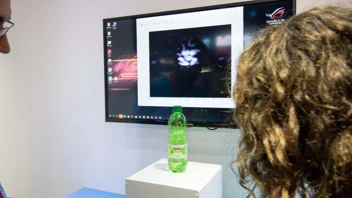 Der Scanner stellt unterschiedliche Objekte gut unterscheidbar dar. (Bild: Christoph Böschow/Golem.de)