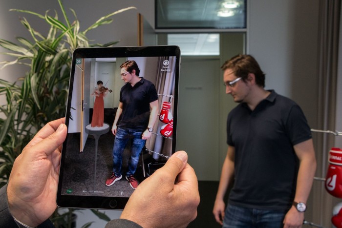 Wo ist die Geigerin denn nur? Für AR-Anwendungen auf mobilen Geräten ist die Auflösung geringer als für VR-Experiences, die mit HMD erkundet werden. (Bild: Werner Pluta/Golem.de)