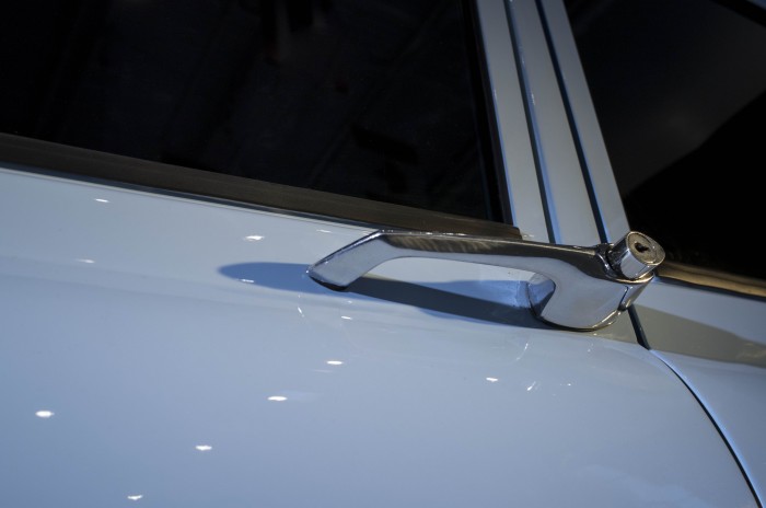 Selbst die T&uuml;rgriffe sind noch im Retrolook gehalten. (Foto: Kalaschnikow Media)