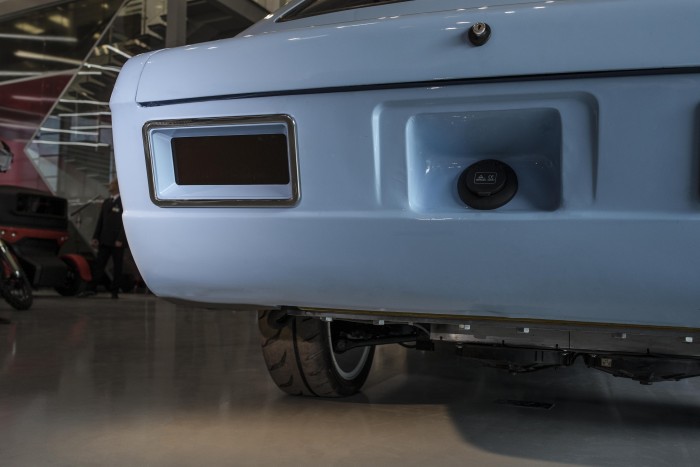 Die Ladebuchse befindet sich am Heck. (Foto: Kalaschnikow Media)