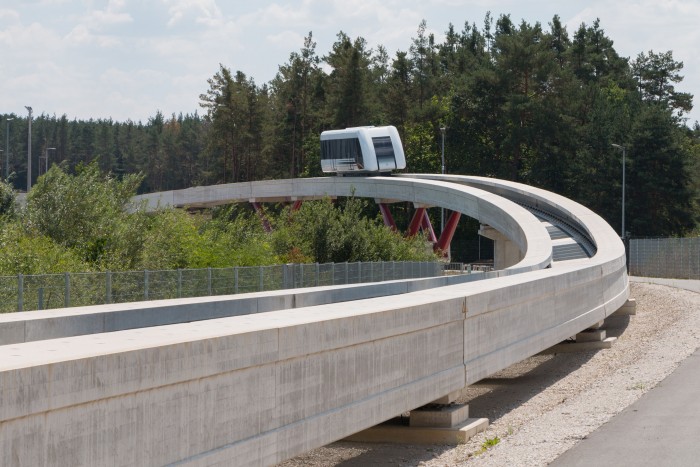 Der Fahrweg ist filigraner als der des Transrapid ... (Bild: Werner Pluta/Golem.de)