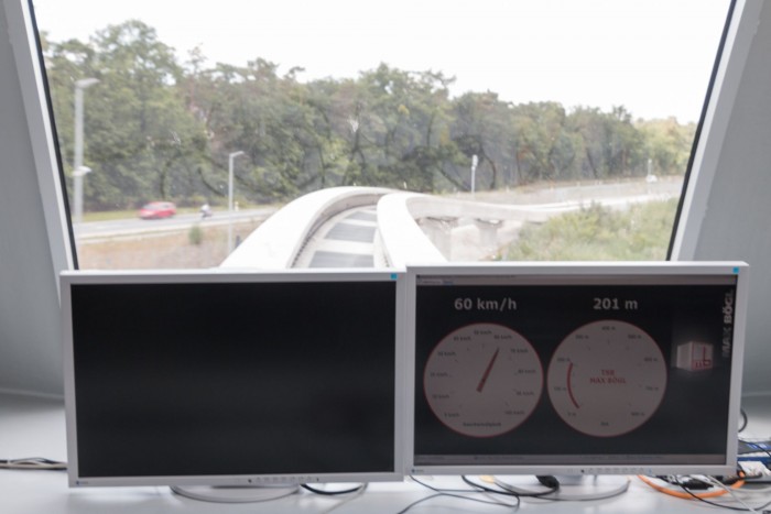Der Magnetzug f&auml;hrt bis zu 150 km/h schnell. Auf der Teststrecke mit G&auml;sten an Bord ist er langsamer unterwegs. (Bild: Werner Pluta/Golem.de)