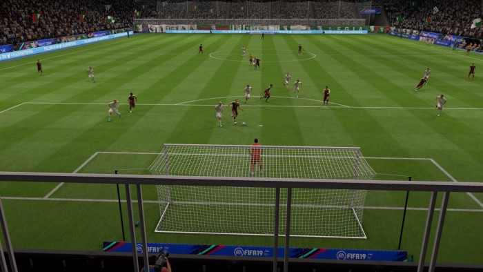 Die Spieler laufen in Fifa 19 besser mit als beim Vorgänger. So ergeben sich im Zentrum und auf den Flügeln mehr Möglichkeiten. (Bild: EA/Screenshot: Medienagentur plassma)