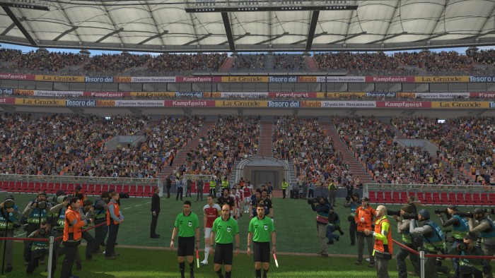 Besonders die Stadien von Partnervereinen wie dem FC Barcelona oder Schalke 04 wirken in PES 2019 detailreich und profitieren vom dynamischen Wetter. (Bild: Konami/Screenshot: Medienagentur plassma)