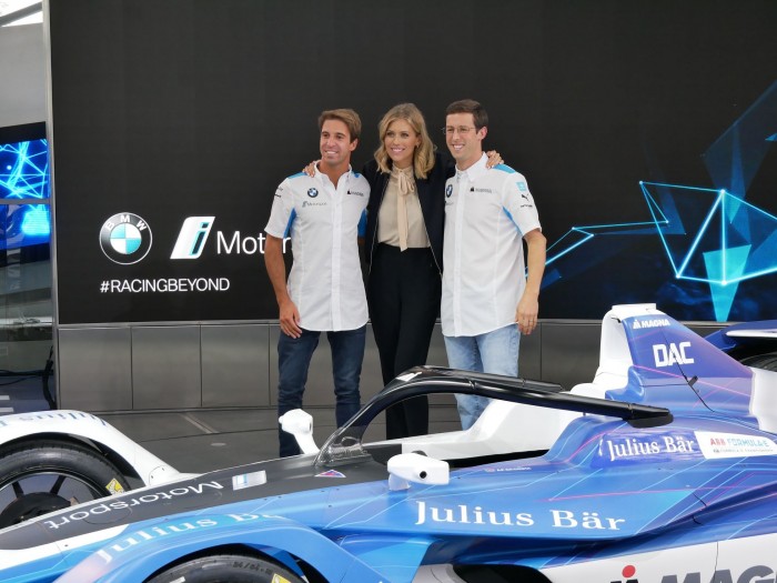 Die beiden Fahrer António Félix da Costa (links) und Alexander Sims mit der britischen TV-Moderatorin Nicki Shields. (Foto: Dirk Kunde)