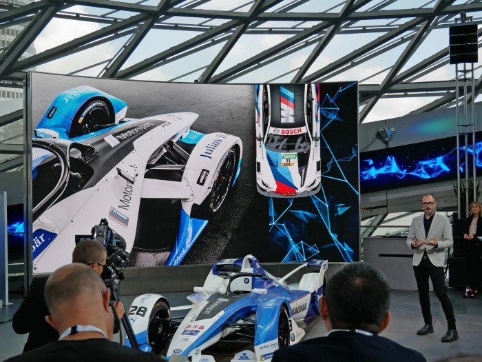 Designer Michael Scully erklärt Details. (Foto: Dirk Kunde)